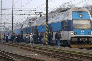 Stovky cestujících uvázly v nejedoucích vlacích u Čelákovic - Novinky